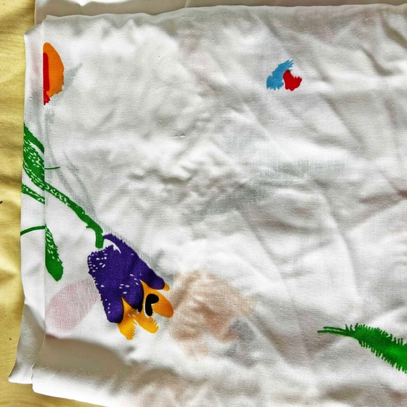 DRAPES, SEARS "ASTRID" 81 X 96 INCHES, WHITE WITH CONTEMPORARY FLORAL, POLY/COTT - Picture 6 of 7